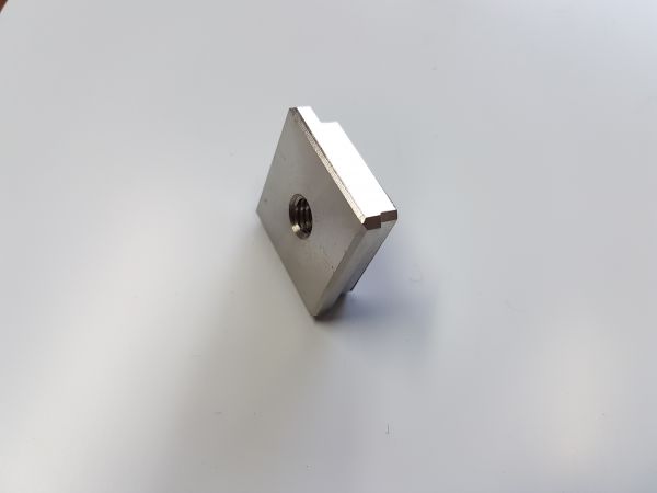 Edelstahl Endkappe M8 zum Einschlagen für 30x30x2,0 mm Vierkantrohr